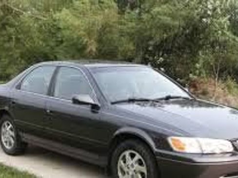 Used 2000 Toyota Camry LE image 1