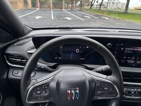 Used 2025 Buick Envista Sport Touring image 28