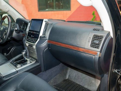 Used 2017 Toyota Land Cruiser image 15