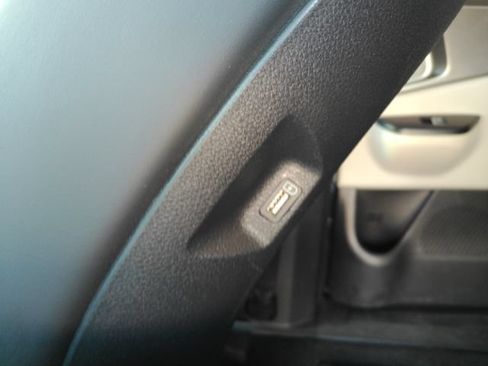 Used 2024 Kia Carnival LX FWD image 29