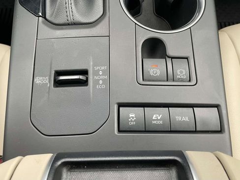 Used 2020 Toyota Highlander XLE image 21