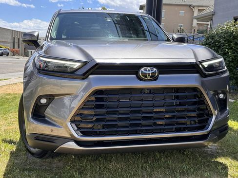 Used 2025 Toyota Grand Highlander AWD Hybrid image 4