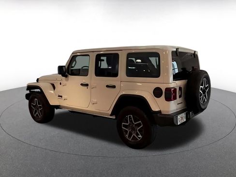 Used 2025 Jeep Wrangler Unlimited Sahara AWD/4WD image 14