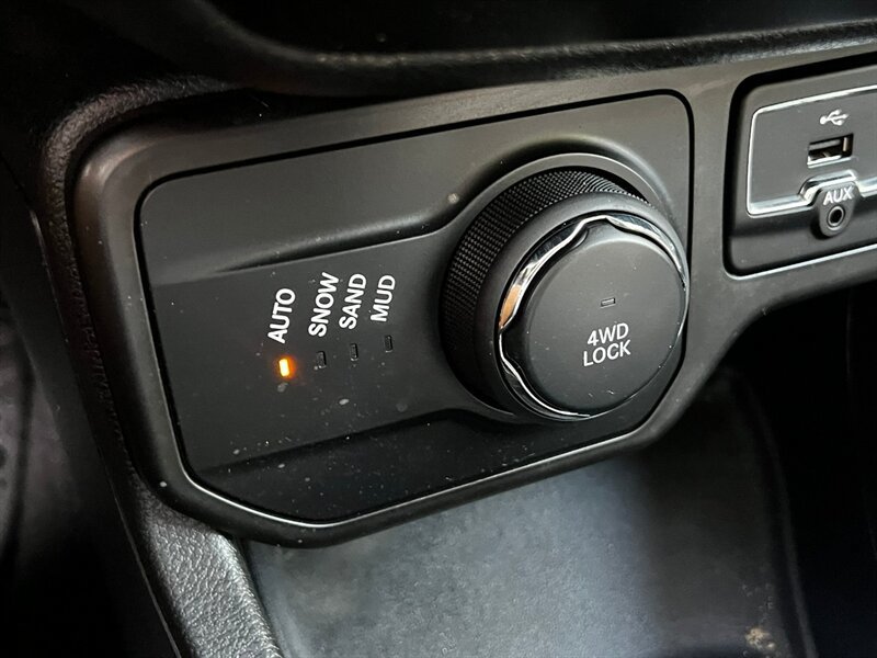 Used 2019 Jeep Renegade Latitude w/ Safety & Security Group II AWD/4WD image 31