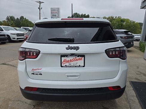 Used 2026 Jeep Compass Latitude image 9