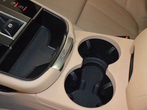 Certified 2025 Porsche Macan image 32