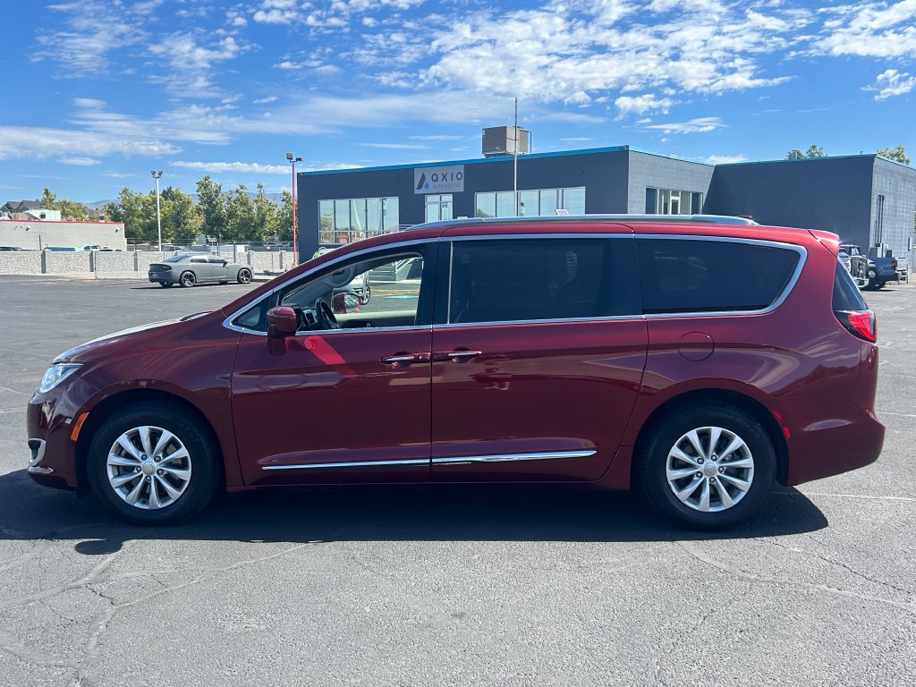 Used 2018 Chrysler Pacifica Touring-L FWD image 6