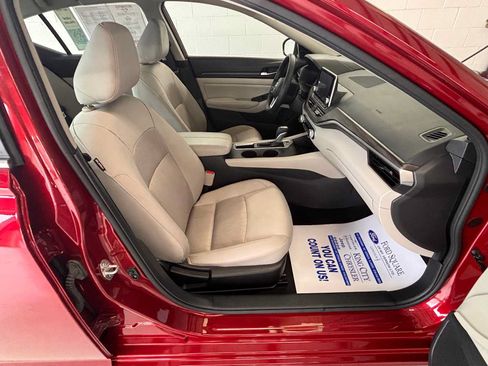 Used 2025 Nissan Altima 2.5 SV FWD image 13