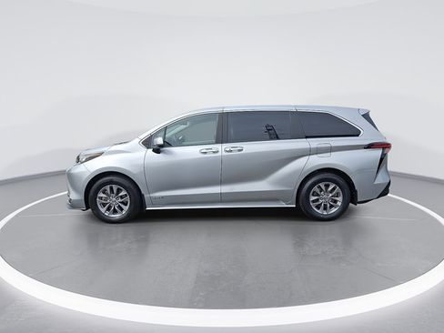 Used 2021 Toyota Sienna XLE FWD image 6