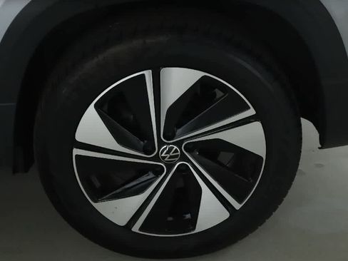 Used 2025 Volkswagen Taos SE w/ Panoramic Sunroof Package AWD/4WD image 42