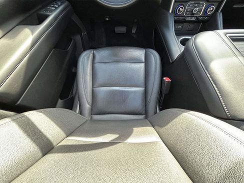 Used 2022 Chevrolet Suburban Z71 w/ Luxury Package image 14