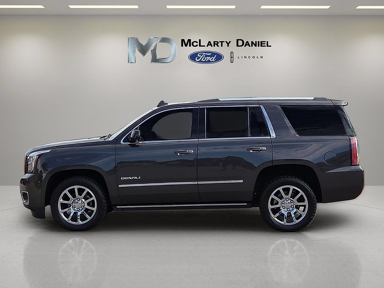 Used 2017 GMC Yukon Denali w/ Open Road Package AWD/4WD image 3