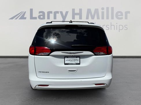 Used 2021 Chrysler Voyager Lxi FWD image 4