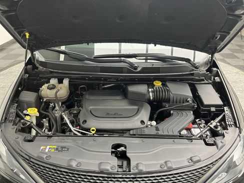 Used 2023 Chrysler Voyager LX image 27