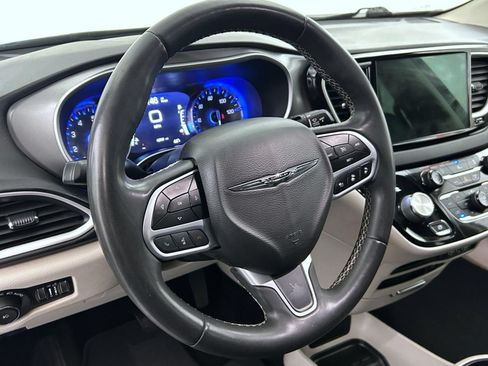 Certified 2022 Chrysler Pacifica Touring-L FWD image 11