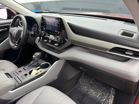 Used 2020 Toyota Highlander XLE AWD/4WD image 30