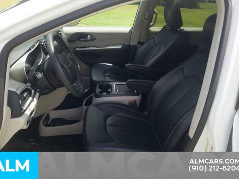 Used 2024 Chrysler Pacifica Touring-L FWD image 6