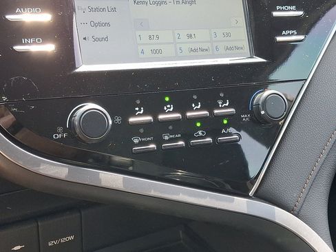 Used 2018 Toyota Camry LE FWD image 16