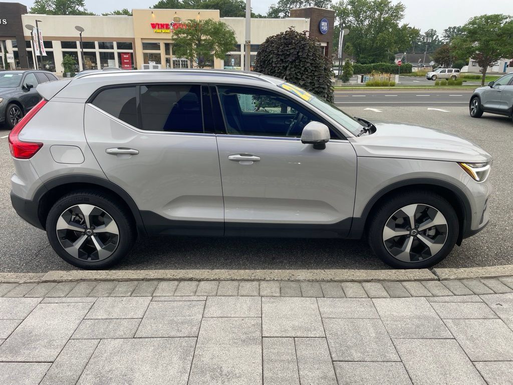 Used 2025 Volvo XC40 B5 Plus AWD/4WD image 6