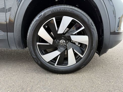 Used 2025 Volkswagen Atlas Cross Sport SE image 9