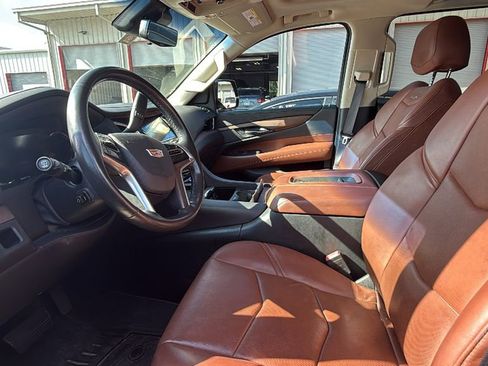 Used 2017 Cadillac Escalade ESV Premium Luxury RWD image 4