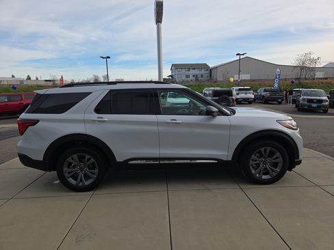 Used 2025 Ford Explorer Active w/ Active Comfort Package image 6