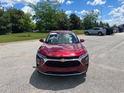 Used 2024 Chevrolet Trax LT w/ Driver Confidence Package FWD image 2