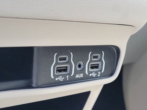 Used 2023 Chrysler Pacifica Touring-L FWD image 27