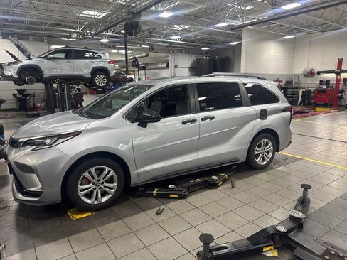 Used 2021 Toyota Sienna XSE w/ XSE Plus Package AWD/4WD image 2