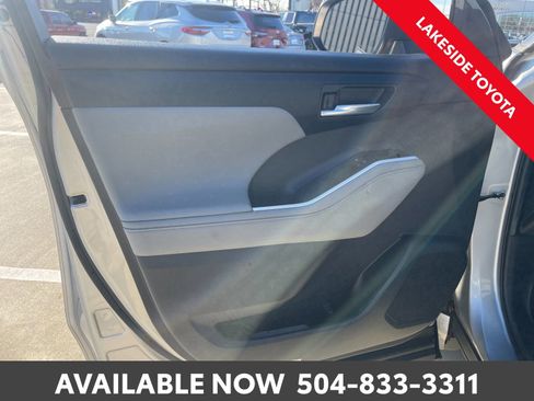 Used 2023 Toyota Highlander XLE image 27
