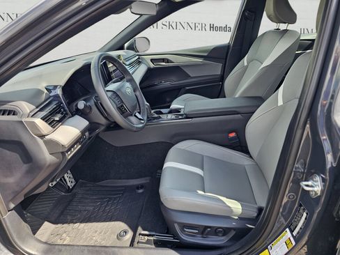 Used 2025 Toyota Camry SE w/ Convenience Package FWD image 17