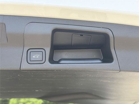 Used 2023 GMC Acadia SLE w/ Driver Convenience Package FWD image 32