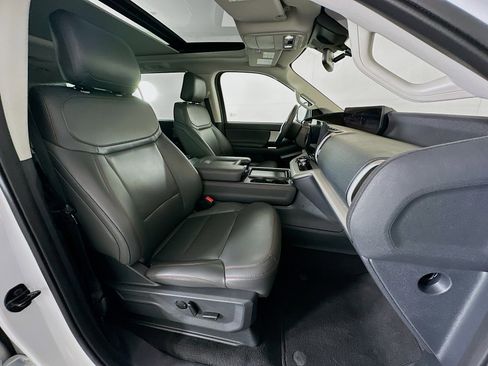 Used 2025 Ford Expedition Active image 34