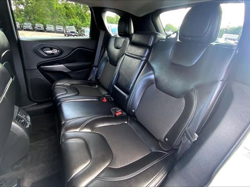 Used 2019 Jeep Cherokee Latitude Plus AWD/4WD image 19
