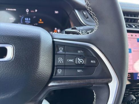 Used 2024 Jeep Grand Cherokee Limited image 21