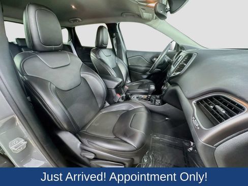 Used 2019 Jeep Cherokee Latitude Plus w/ Comfort/Convenience Group AWD/4WD image 33