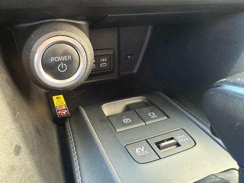 Used 2024 Toyota Venza LE image 15