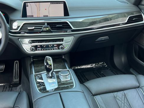 Used 2022 BMW 750i xDrive w/ M Sport Package AWD/4WD image 28