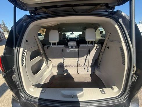 Used 2017 Chrysler Pacifica Touring-L Plus w/ Tire & Wheel Group image 13