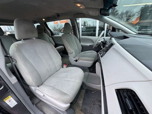 Used 2014 Toyota Sienna L image 11