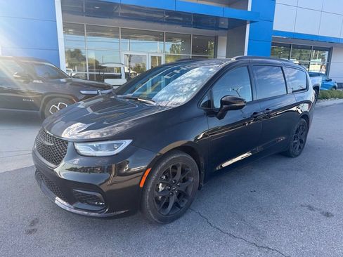 Used 2025 Chrysler Pacifica Limited FWD image 2