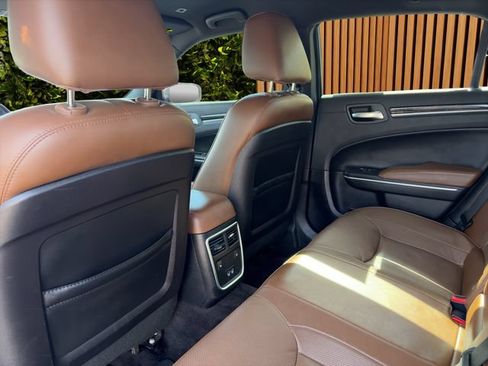 Used 2018 Chrysler 300 Limited AWD/4WD image 17