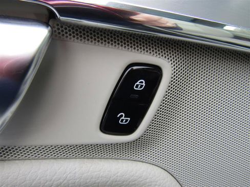 Used 2018 Volvo XC90 T5 Momentum w/ Convenience Package image 11