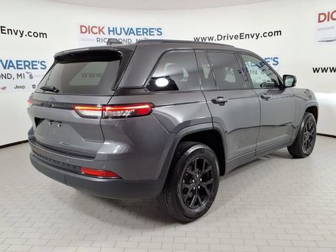 Used 2024 Jeep Grand Cherokee Altitude AWD/4WD image 4