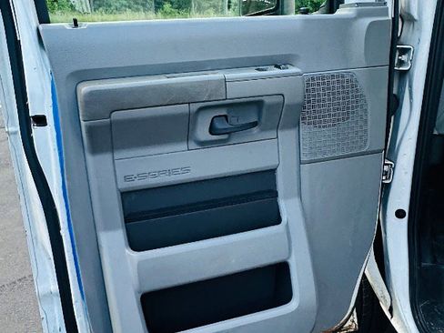 Used 2018 Ford E-350 and Econoline 350 Super Duty w/ Power Windows & Locks Group image 12