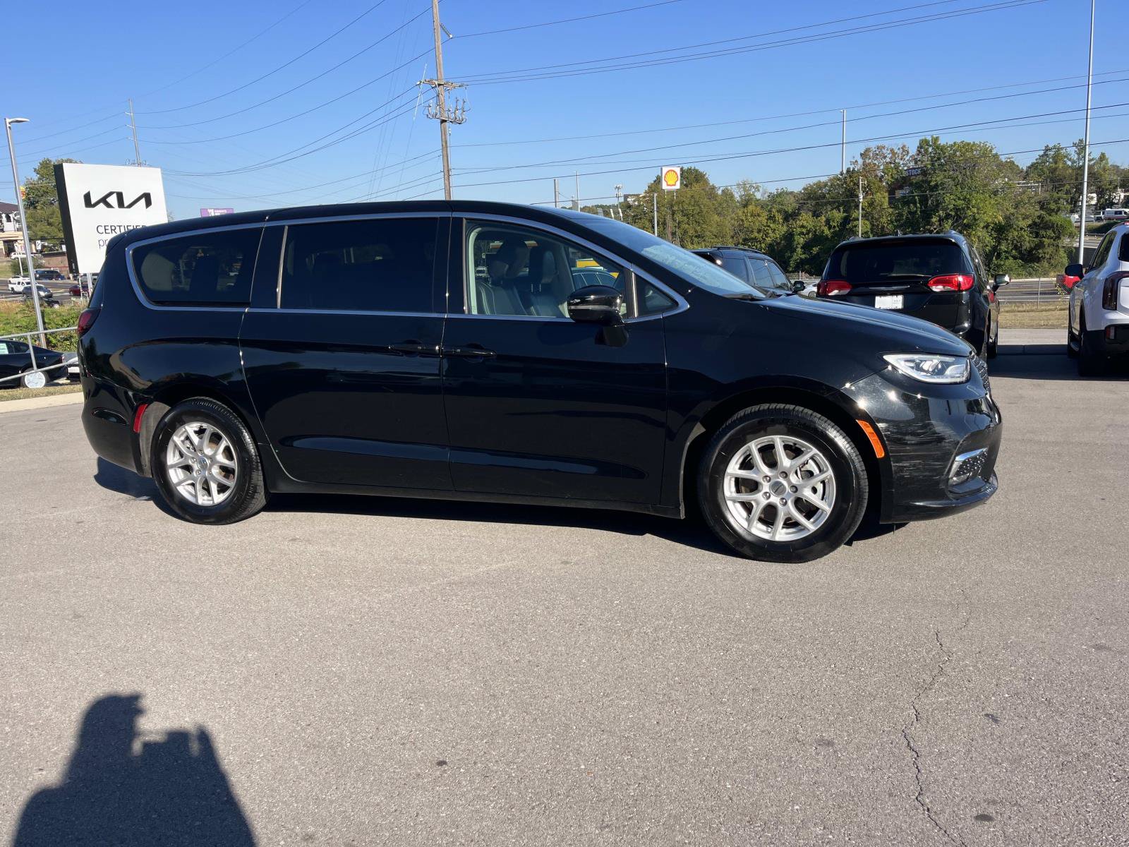 Used 2024 Chrysler Pacifica Touring-L FWD image 2