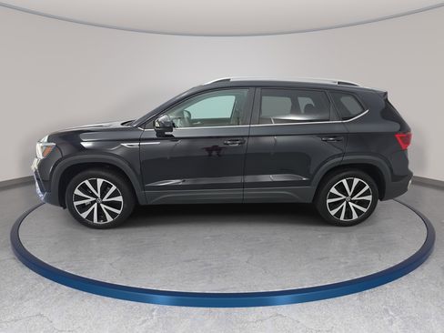 Certified 2024 Volkswagen Taos SE FWD image 8