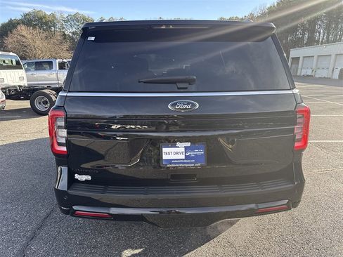 Used 2023 Ford Expedition Limited image 6