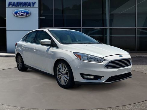 Used 2015 Ford Focus Titanium w/ Titanium Technology Package FWD image 3