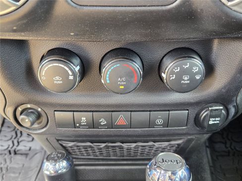 Used 2015 Jeep Wrangler Unlimited Sahara w/ Connectivity Group AWD/4WD image 17